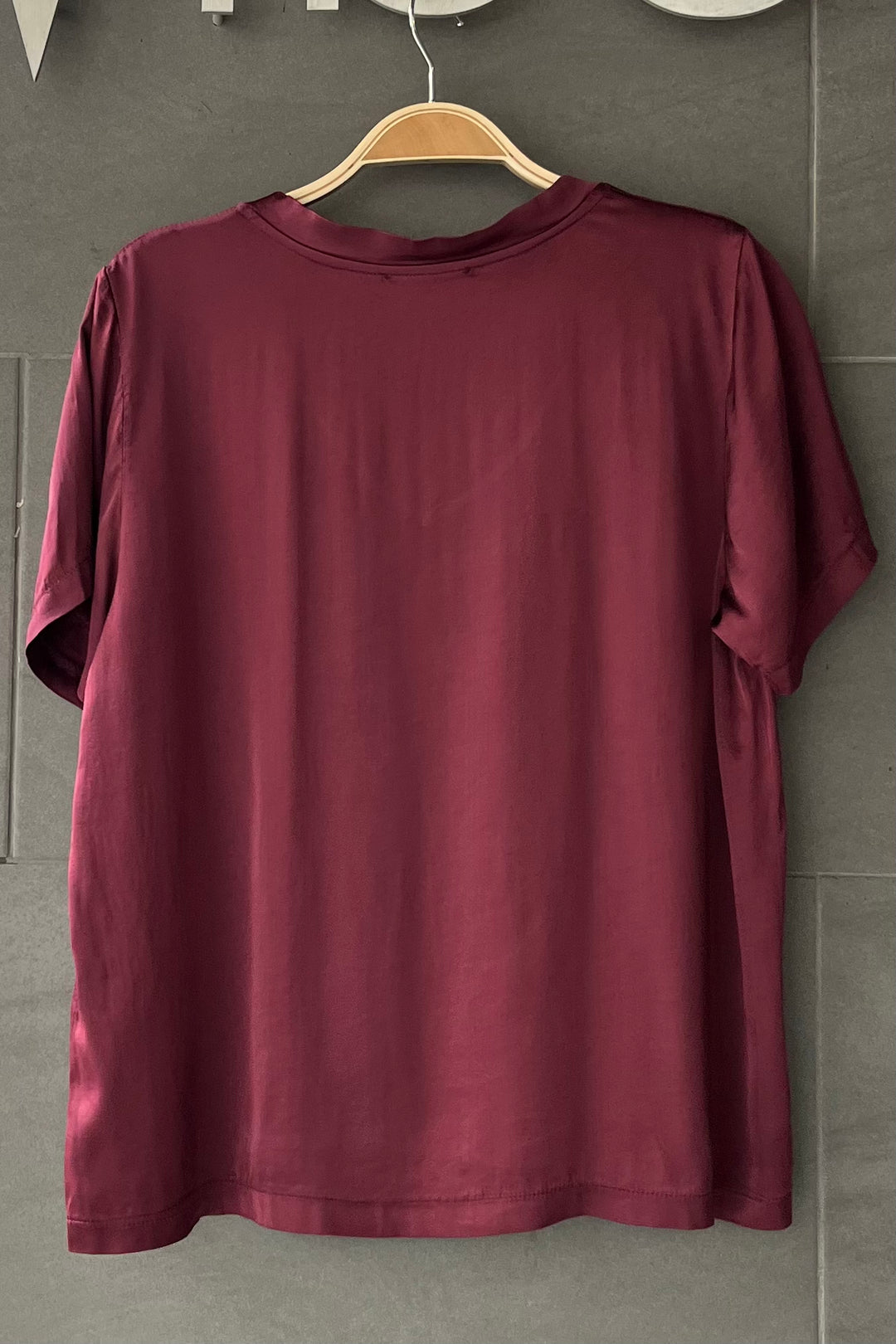 Meo Satin V Neck Tee (Burgundy)