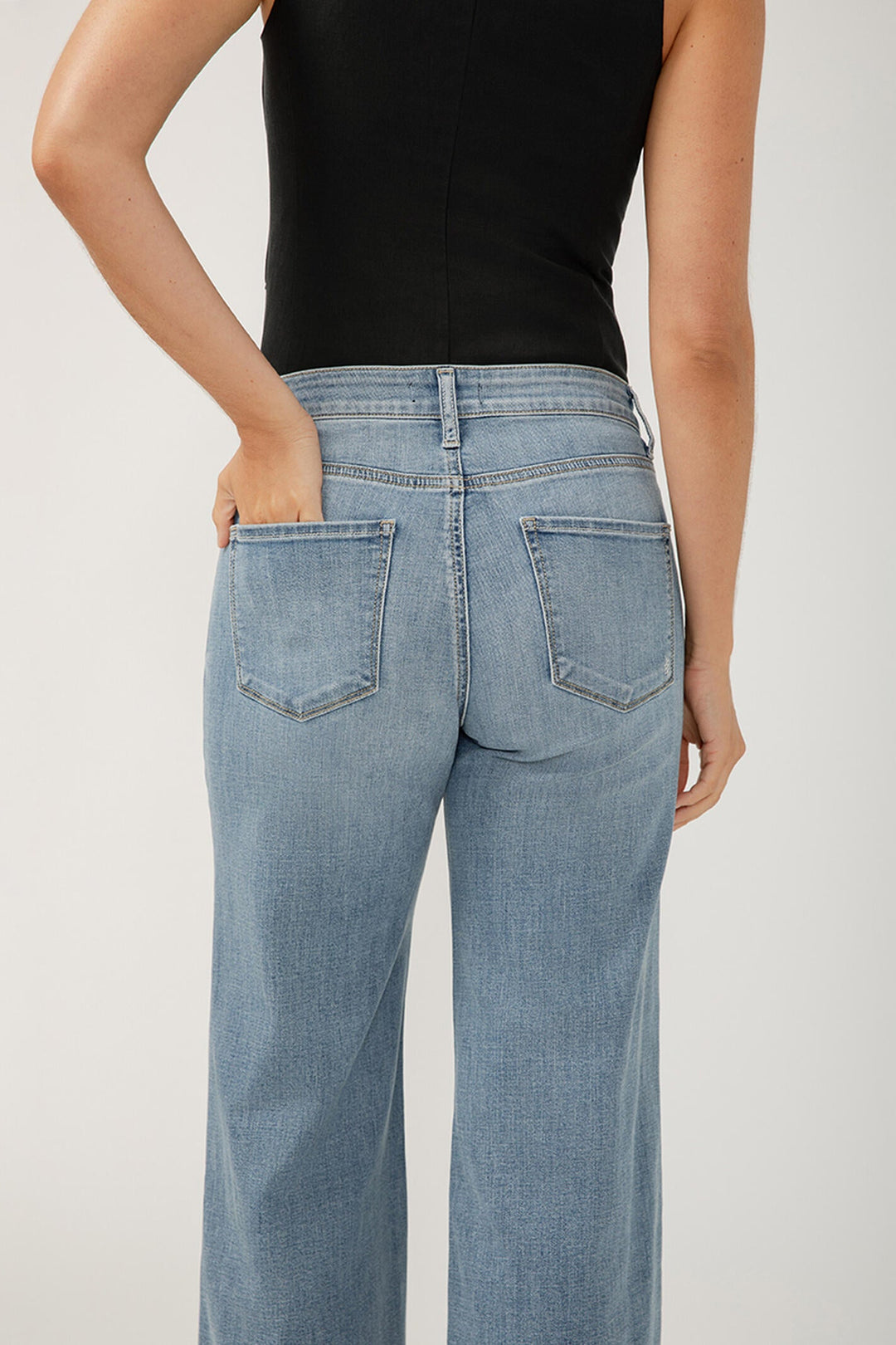 Silver Suki Mid Rise Wide Leg Ankle Jean
