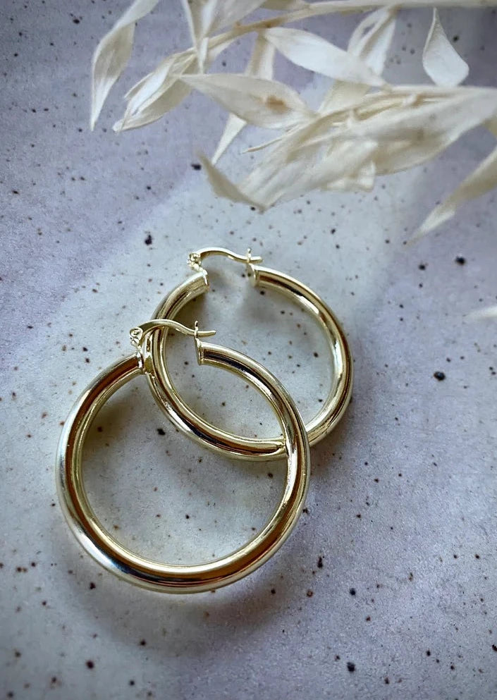18k Gold Every day hoops that are lightweight and hypoallergenic